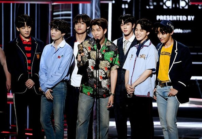 Hadir di karpet merah, gaya boyband beranggotakan tujuh personel itu pun cukup stylish. BTS memakai busana dari brand Gucci di karpet merah Billboard Music Awards 2018. Foto: Getty Images