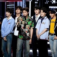 Hadir di karpet merah, gaya boyband beranggotakan tujuh personel itu pun cukup stylish. BTS memakai busana dari brand Gucci di karpet merah Billboard Music Awards 2018. Foto: Getty Images