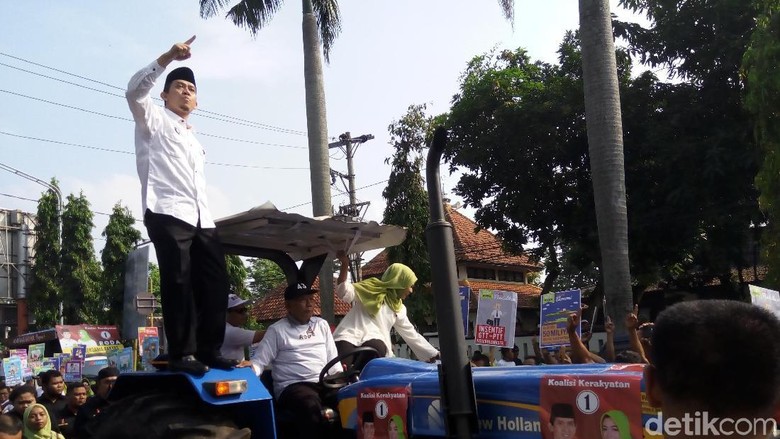 Ke Debat Publik, Cabup Karanganyar Naik Mobil Golf dan Traktor Ke Debat Publik, Cabup Karanganyar Naik Mobil Golf dan Traktor