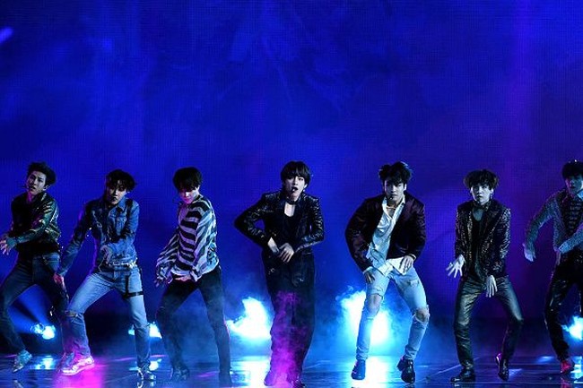 Di panggung Billboard Music Awards 2018, BTS tampil dengan busana yang lebih gelap dan berpola. Foto: Getty Images