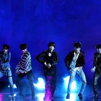 Di panggung Billboard Music Awards 2018, BTS tampil dengan busana yang lebih gelap dan berpola. Foto: Getty Images
