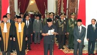 Krisis ekonomi yang tak kunjung pulih membawa masyarakat Indonesia, khususnya mahasiswa pada saat itu semakin lantang meminta Sang Jenderal mundur dari jabatannya. Semua upaya untuk mempertahankan kekuasaannya sudah dilakukan, salah satunya yang paling terkenal dan tak terjawab hingga kini adalah penculikan para aktivis yang kontra dengan kepemimpinan Soeharto. Maya Vidon-White/via Getty Images.