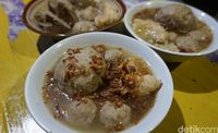 Bakso Yanto: Aduk Enaknya! Gurih Kenyal Bakso dari Kedai Bakso Berusia 44 Tahun