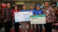 Hadir Direktur Hubungan Kelembagaan Bank BRI Sis Apik Wijayanto, Direktur Perluasan & Pelayanan BPJS Kesehatan Andayani Budi Lestari, dan Wakil Walikota Yogyakarta Heroe Poerwadi dalam kegiatan penyerahan bantuan CSR BRI (BRI Peduli) di Pasar Beringharjo, Yogyakarta, Jumat (18/5). Foto: dok. BRI