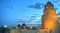 Saat malam tiba, menara masjid akan bersinar oleh lampu-lampu cantik. Traveler akan dibawa untuk merasakan kembali zaman peradaban Islam pertama, kemudian Romawi dan Bizantium, seakan naik mesin waktu. (haythem_hmila/Instagram)