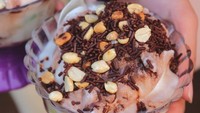 @foodfriestory nggak salah nih memilih buka pakai es podeng. Yang ini dinikmatinya di Taman Jajan CBD Bintaro. Slurpp! Foto: Instagram