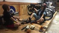 Bersama suaminya, Koko, Soimah makan duren sambil tertawa terbahak. Hayo apa yang diketawain?