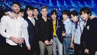 Selain para penyanyi-penyanyi lainnya, BTS juga berfoto bersama The Chainsmokers. Foto: dok.twitter