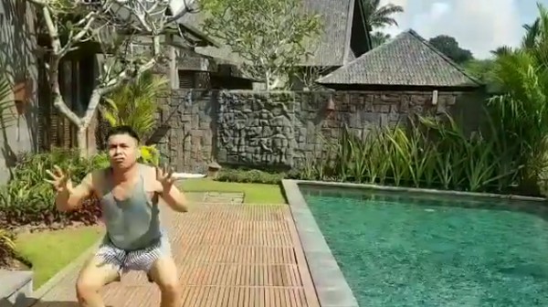 Olahraga Saat Puasa Ala Raditya Dika yang Kocak, Gerakan Kodok Ganjen