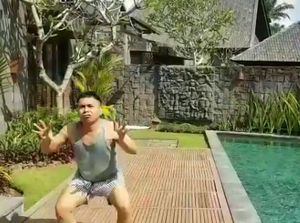 Olahraga Saat Puasa Ala Raditya Dika yang Kocak, Gerakan Kodok Ganjen