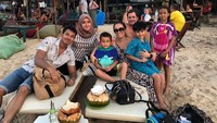 Jalan-jalan ke Bali, Fairuz pun terlihat menyantap es kelapa muda langsung dari buahnya. Santai sambil menemani suami surfing. Foto: Instagram @fairuzarafiq