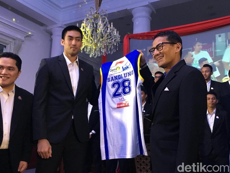 Sandi akan Laporkan Penerimaan Jersey Tim Satria Muda ke KPK Sandi akan Laporkan Penerimaan Jersey Tim Satria Muda ke KPK