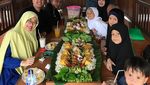 Begini Meriahnya Pose Irfan Hakim Saat Ngeliwet dan Mencicipi Es Krim Emas