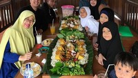 Nah, lagi-lagi menu nasi liwet dengan lauk komplet jadi pilihan Irfat ketika makan siang bareng keluarga. Duh, jadi lapar, ya? Foto: Instagram @irfanhakim75