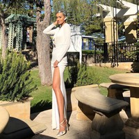 Kimmy Jayanti mengganti tren naked dress yang sebelumnya dipakai dengan gaun plunging dari rumah mode Roberto Cavalli. Sepasang sepatu strapply Badgley Mischka mempertegas kaki jenjangnya yang mengintip di antara belahan gaun tinggi. Foto: Dok. Instagram/Kimmy Jayanti