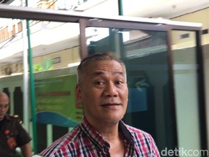 #Bersamatyopakusadewo Baim Wong sampai Jefri Nichol Datangi PN Jaksel