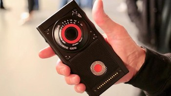 Ponsel pertama yang dibuat produsen pembuat kamera RED. Foto: The Verge/Dieter Bohn