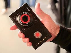 Penampakan Smartphone Hologram Pertama di Dunia