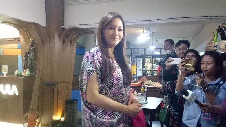 Bertemu Ahmad Dhani di Kelulusan Dul, Maia Estianty Tak Ngobrol Bertemu Ahmad Dhani di Kelulusan Dul, Maia Estianty Tak Ngobrol