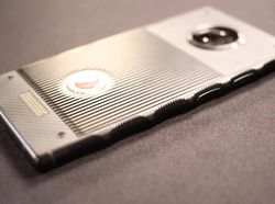 Penampakan Smartphone Hologram Pertama di Dunia