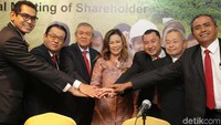 Direktur Utama PT Mitrabara Adiperdana Tbk Widada (ketiga kanan), Direktur Independen Richard Pardede (kiri), Wakil Komisaris Utama Fumitake Uyama (kedua kiri), Komisaris Independen Abdullah Fawzy Siddik (ketiga kiri), Komisaris Utama Yo Angela Soedjana (tengah), Wakil Direktur Utama Shinichi Naruuchi (kedua kanan) dan Direktur Syadaruddin, bertumpu tangan bersama usai Rapat Umum Pemegang Saham Tahunan (RUPST), Rapat Umum Pemegang Saham Tahunan (RUPSLB) dan Paparan Publik PT Mitrabara Adiperdana Tbk, di Jakarta, Senin (21/5/2018).