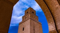 Menara ini juga menjadi salah satu struktur bangunan tertinggi di Kota Kairouan. Arsitektur masjid ini memadukan seni Islam dengan nuansa Romawi dan Bizantium. (jeremiahdillon/Instagram)