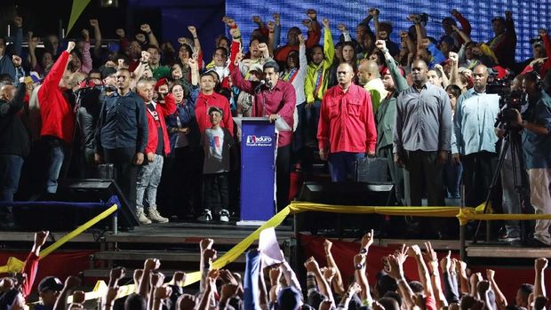 Venezuela's President Nicolas Maduro raises a finger as he is surrounded by supporters while speaking during a gathering after the results of the election were released, outside of the Miraflores Palace in Caracas, Venezuela, May 20, 2018. REUTERS/Carlos Garcia Rawlins