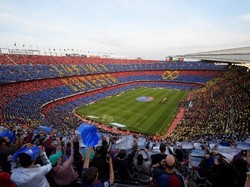 Di sisi lain stadion, para suporter membentuk simbol infinity (tanpa batas). Foto: Lluis Gene/AFP
