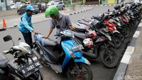 Petugas parkir tengah membantu pengendara memindahkan motor usai parkir di kawasan Taman Barito, Jakarta Selatan, Senin (21/5/2018).