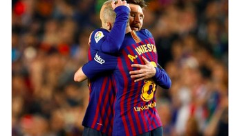 Lionel Messi pun memeluk erat sang legenda. Foto: istimewa