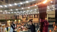 So sweet! Pasangan suami istri ini memang kerap kali terlihat romantis. Kali ini mereka berdua sedang dinner berdua. Foto: Instagram @fairuzarafiq