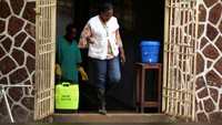 Dokter mengunjungi ruang isolasi pasien Ebola untuk memberikan vaksin. (Foto:REUTERS/Kenny Katombe/File Photo)
