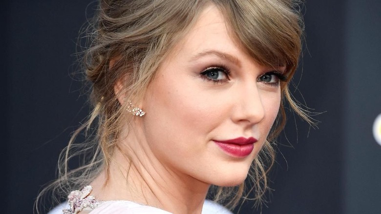 Berduet dengan Bryan Adams, Taylor Swift Bawakan Lagu Kesukaan Berduet dengan Bryan Adams, Taylor Swift Bawakan Lagu Kesukaan