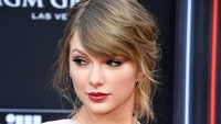 Video Look What You Made Me Do sukses memecahkan rekor sebagai video musik paling banyak ditontong. Jadi, pilih mandi uang atau mandi berlian guys? Foto: Frazer Harrison/Getty Images