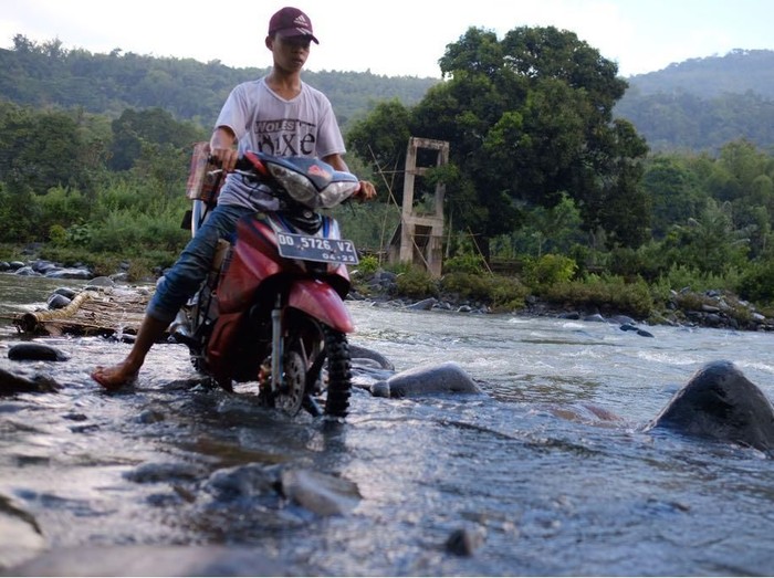 Hari Ini Gelagar Jembatan Mangkrak di Maros Tersambung