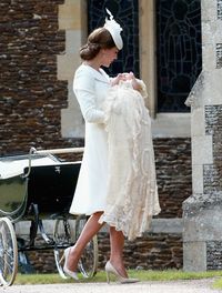 Ini pertama kalinya Kate Middleton terlihat mengenakan coat dress cantik ini.