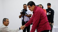 Presiden Nicolas Maduro mengumumkan sendiri kemenangannya dalam pemilihan presiden pada Minggu (20/5) yang disebut tidak valid oleh rival-rivalnya. (Foto: Dok. REUTERS/Carlos Garcia Rawlins)