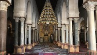 Ada ruang salat dengan 17 tiang berukir dan mihrab yang dihiasi halus. Ada juga ceruk khusus yang menunjukkan arah Makkah yang dilengkapi dengan marmer dan ubin yang ditutupi dengan motif bunga. (carlos_perez_benito/Instagram)