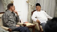 Wakil Presiden Jusuf Kalla (JK) menerima kunjungan eks wakil PM Malaysia Anwar Ibrahim. Keduanya membicarakan situasi terkini politik di Malaysia dan hubungan kedua negara. (Foto: dok. Istimewa)