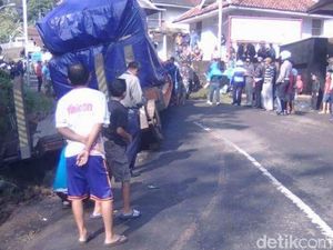Truk Terperosok di Jalan Pangalengan, Arus Lalin Sempat Lumpuh Total
