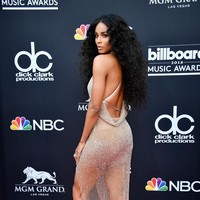 Ciara mencoba mencuri perhatian dengan gaun menerawang. Semakin seksi lagi dengan model backless yang mengekspos bahu dan punggungnya. (Foto: Getty Images)