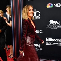 Ajang Billboard Music Awards 2018 di Las Vegas, Nevada, AS, Minggu (20/5/2018) menampilkan jajaran selebriti ternama dengan gaya terbaiknya. Tanpa terkecuali Jennifer Lopez yang tampil seksi dengan blus velvet dan rok kulit, serta boots. Serba merah marun, semuanya koleksi Roberto Cavalli. (Foto: Frazer Harrison/Getty Images)