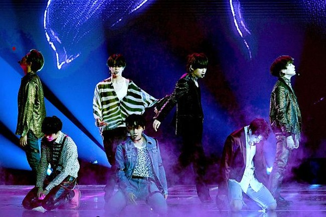 Tak hanya menghadiri acara dan membawa pulang piala Top Social Artist, BTS juga menampilkan lagu dari album terbaru mereka Fake Love di Billboard Music Awards 2018.  Foto: Getty Images