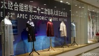 Pada acara KTT APEC ke-22 di Beijing, 2014 silam kain sutra dijadikan sebagai busana seragam yang dikenakan oleh para pemimpin negara yang hadir di acara tersebut, termasuk di antaranya Presiden Jokowi dan Ibu Negara Iriana Jokowi. (Wahyu/detikTravel)