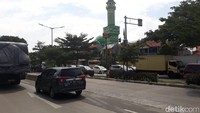 Keterangan dari warga, pria yang diduga stres itu melakukan gerakan seperti salat di jalur cepat yang dekat dengan busway. (Foto: Eva Safitri/detikcom)