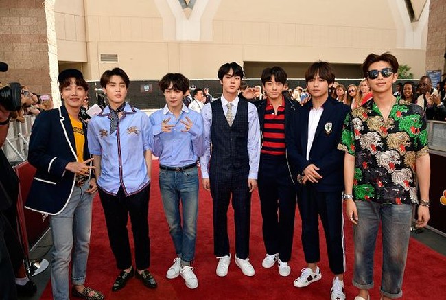 Boyband yang tengah mempromosikan lagu Fake Love tersebut menerapkan gaya yang berbeda-beda. RM, Suga, dan J-Hope tampil cool dengan celana jeans yang dipadu kemeja hingga kaus. Gaya Jimin terlihat atraktif dengan penambahan ascot. Foto: Getty Images