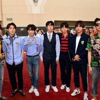 Boyband yang tengah mempromosikan lagu Fake Love tersebut menerapkan gaya yang berbeda-beda. RM, Suga, dan J-Hope tampil cool dengan celana jeans yang dipadu kemeja hingga kaus. Gaya Jimin terlihat atraktif dengan penambahan ascot. Foto: Getty Images