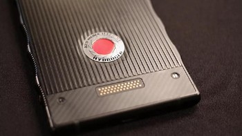 Ada beberapa versi yang diperkenalkan. Versi pertama terbuat dari material titanium dan dibanderol seharga Rp 21 juta.  Foto: The Verge/Dieter Bohn