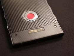 Penampakan Smartphone Hologram Pertama di Dunia