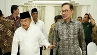 Terlihat JK memegang tangan Anwar sambil berjalan di rumahnya (Foto: dok. Istimewa)